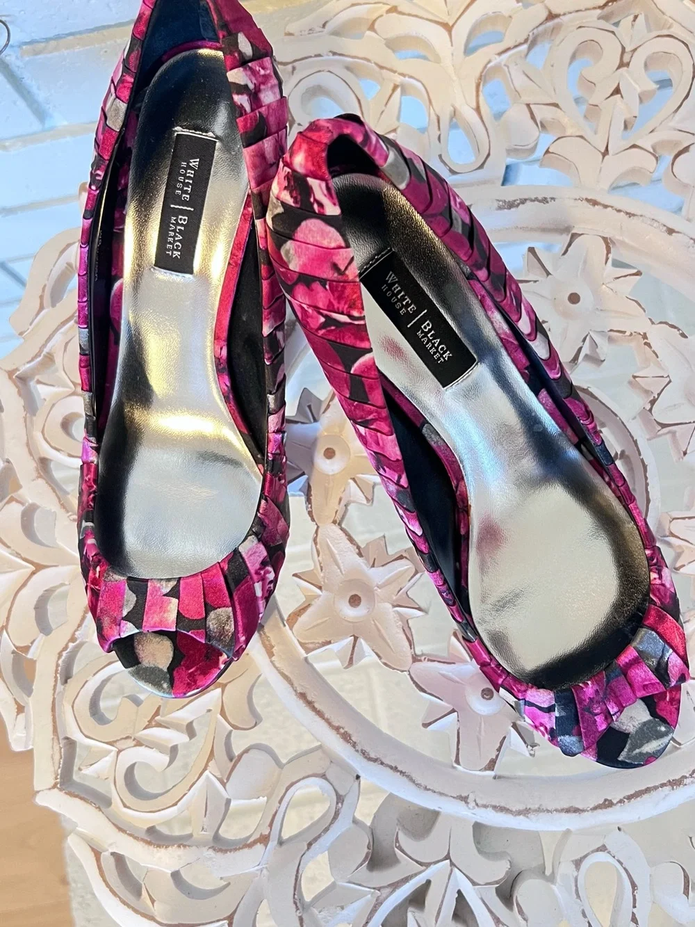 NEW BEAUTIFUL RUCHED APPLE BLOSSOM PEEP-TOE HEELS WHBM 6